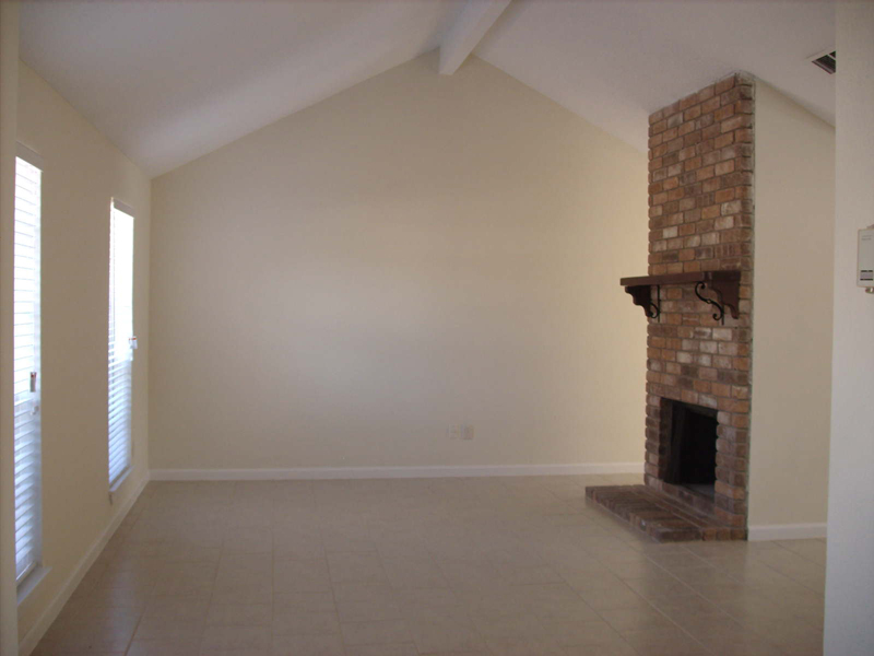 living room with vaulted ceilint, 21403 park bishop, Katy Texas real estate